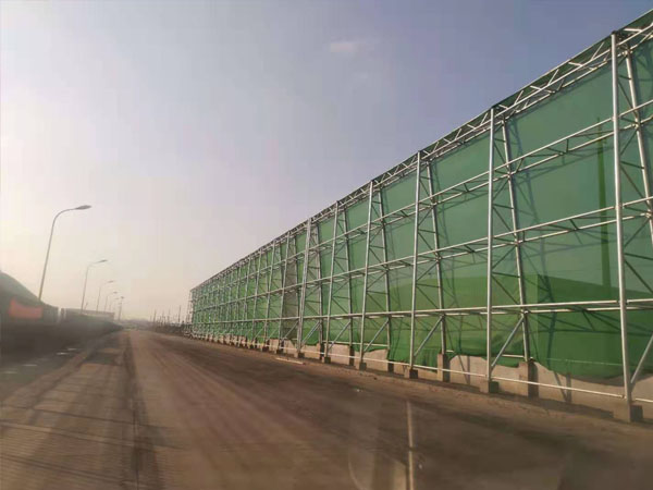 使用我們公司的擋風(fēng)抑塵墻